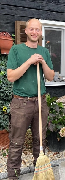 Garden and More - Florian Schiller - Hausmeisterservice - Arbeiter mit Besen