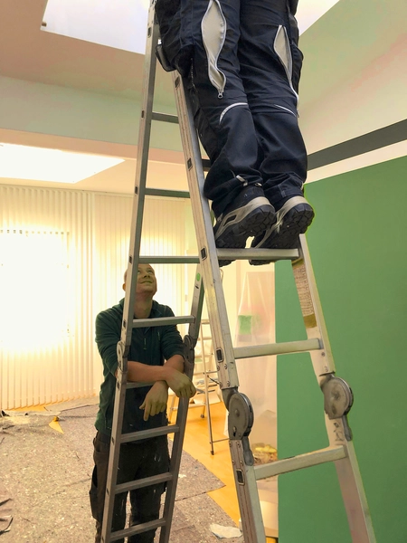 Garden and More - Florian Schiller - Garten - und Landschaftspflege - Männer arbeiten mit Leiter