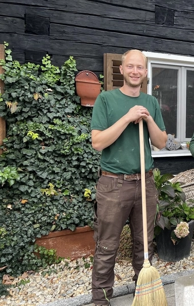 Garden and More - Florian Schiller - Hausmeisterservice - Arbeiter mit Besen